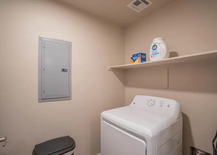 Spacious 2bd - Gym, Pool, Parking, W-d - Sleeps 8 *