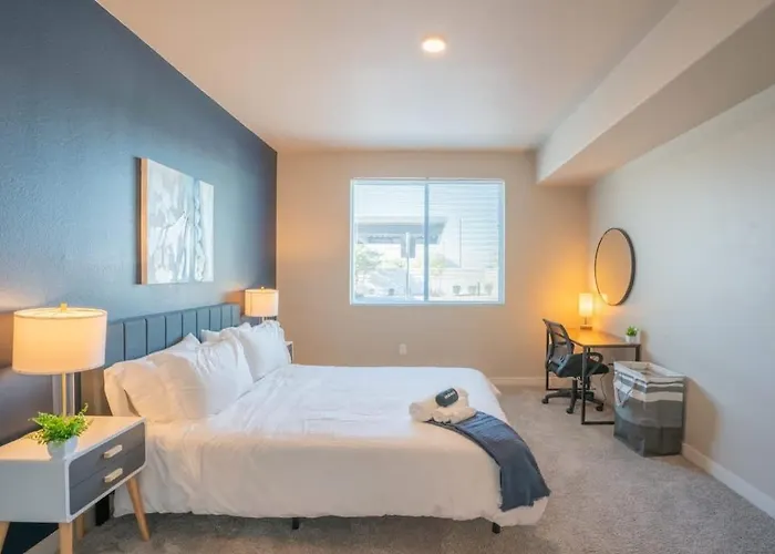 Spacious 2bd - Gym, Pool, Parking, W-d - Sleeps 8 Apartment